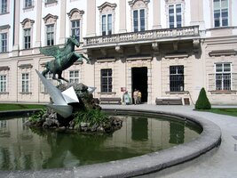 To je kašna před zámkem Mirabelle