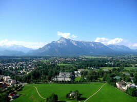 Vzadu pod horami je letiště a naše letadélko