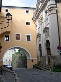 se vstupní branou u průčelí kostela