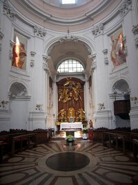 Ten má sice strohou výzdobu interiéru,