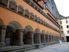 A pak dolů k arkádím kláštera ... dnes vlastně Muzea hraček