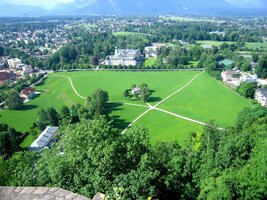 Pod hradem jsou parky plné zeleně