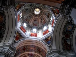 a pohled do jeho interiéru