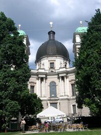 a chrámem sv.Trojice