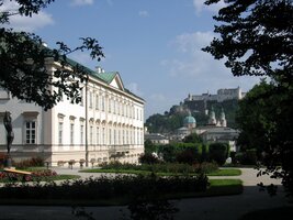 tady i s hradní pevností v pozadí