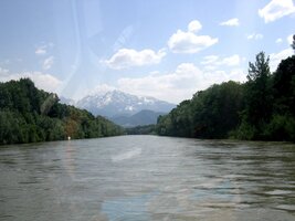 až daleko za město k úbočí Alp