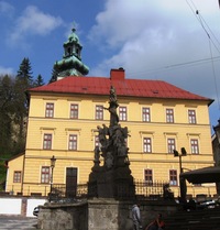 a scházíme k mariánskému sloupu