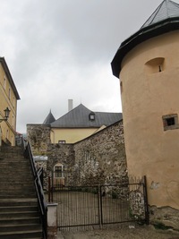 a kolem zbytků městského opevnění