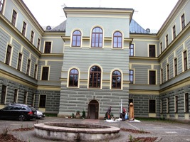 a budovami báňské a lesnické akademie