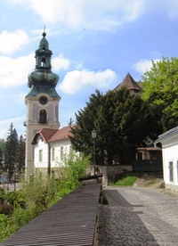 na protější vrch s konkurenční stavbou