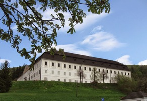 docházíme až pod místní honosný kaštiel