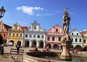 a jdeme se projít na náměstí