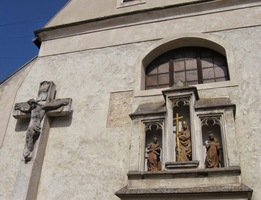 s průčelím svědčícím o gotickém původu stavby