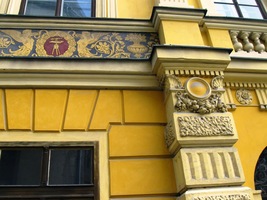 s filigránskými štukaturami na fasádě