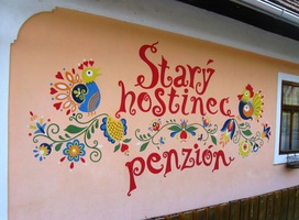 s národopisnou výzdobou i nabídkou jídel