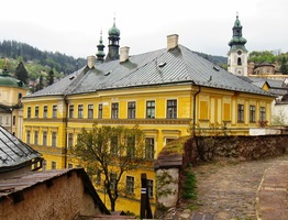 Kolem paláce pod Starým zámkem