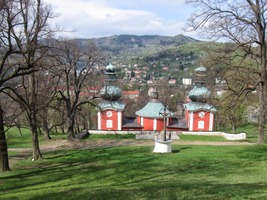 začínají nás uchvycovat i scenérie za nimi