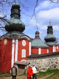 Honosné kostely na svahu kopce