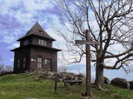 a na samém vrcholu funkční útulna