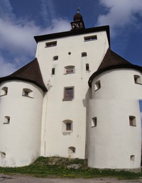 pak vévodí Nový zámek na Dievčenském vrchu