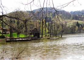 Za jezerem je sopečná hora Sitno, náš dnešní cíl,