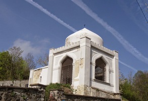 a o něco níže stojí žídovský templ