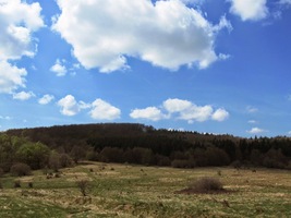 pod vrcholem nejvyšší hory pohoří