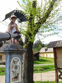 Kolem pomníku sv. Antoníčka Paduánského