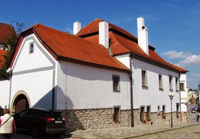 Nad horní částí náměstí