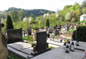 je rozlehlý křesťanský hřbitov