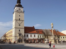 Centrum korsa tvoří Trojiční náměstí,