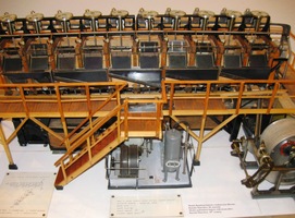 Jsou zde makety rtůzných důlních zařízení,