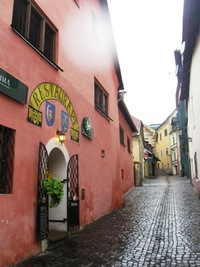 Úzkými strmými uličkami