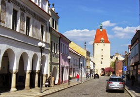 třemi městskými branami