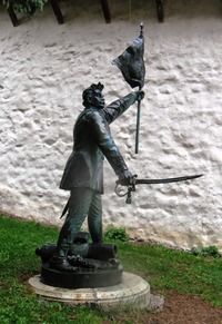 a výhružná socha jednoho z majitelů hradu