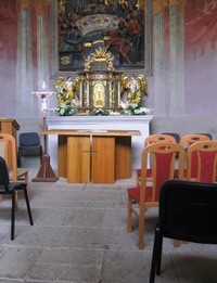 mají překvapivě skromné interiéry