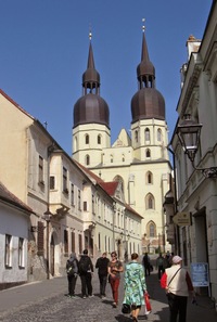 za ním basilika sv.Mikuláše, ale...