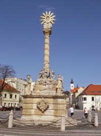 a zdobný Trojiční sloup, vzadu kostel sv.Anny,