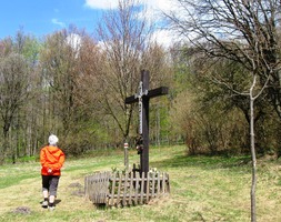 přišli nejprve ke křížku