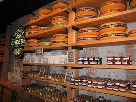 Tady jsou celé pecny sýrů,