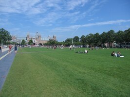 Museumplein je obrovská travnatá plocha