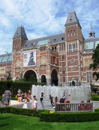 v zahradě před Rijksmuseem