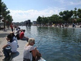 nebo sedí s dospělými u vody