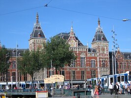 A tahle monstrózní budova