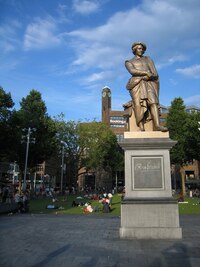 Z náměstí Rembrandtplein se sochou malíře