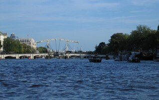 a z dálky nám kyne známý zvedací most