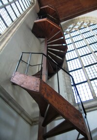 Raritou kostela je toto točité schodiště