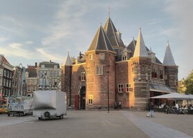 odkud přicházíme k nejstarší budově města,