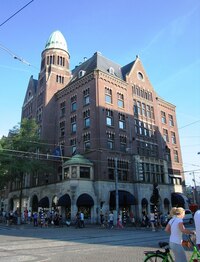 A taky o této budově na Dam nevíme nic