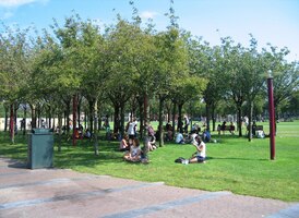 v jejíchž stinným koutech se líbezně relaxuje